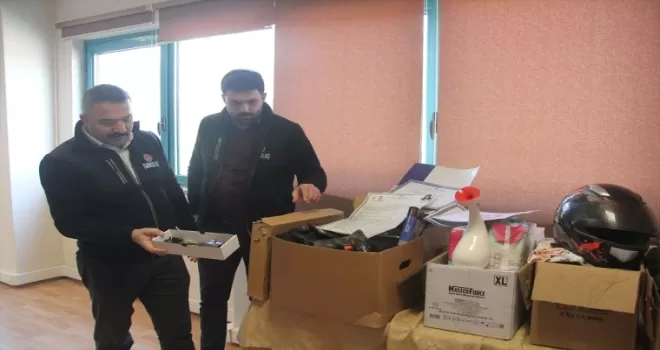 Tramvaylarda "diploma" ile "motosiklet kaskı" bile unutuldu