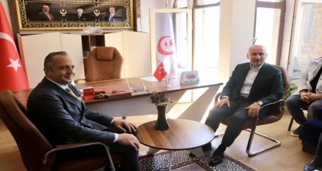 Ulaştırma ve Altyapı Bakanı Karaismailoğlu, Trabzon’da ziyaretlerde bulundu