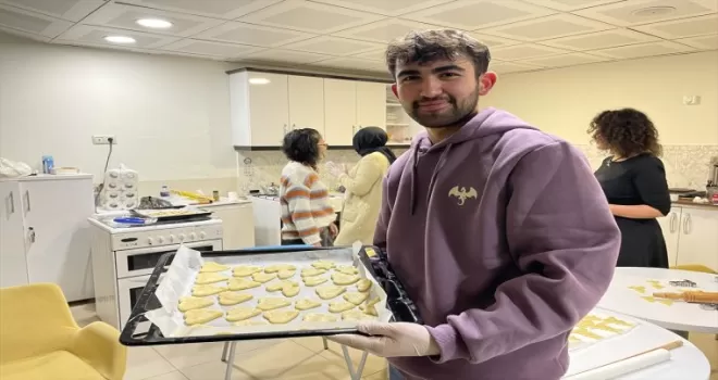 Üniversiteliler engelli öğrenciler için kurabiye yaptı