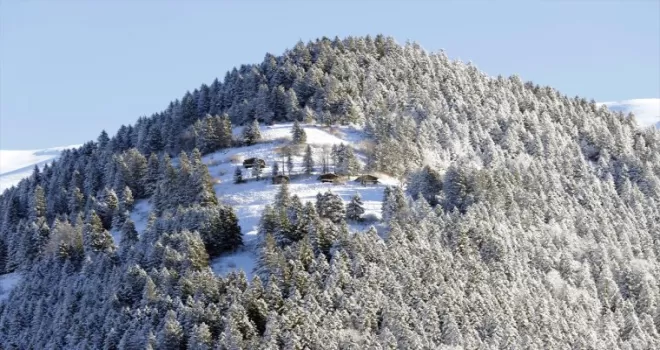 Ünlü turizm merkezi Uzungöl karla kaplandı