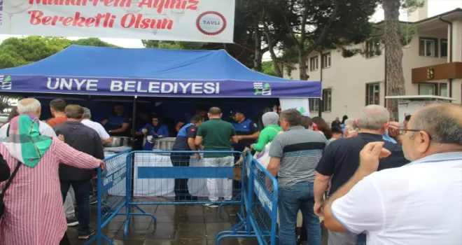 Ünye’de vatandaşa aşure ikram edildi