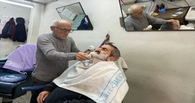 Ustasından devraldığı 5 metrekarelik dükkanda berberlik mesleğini sürdürüyor