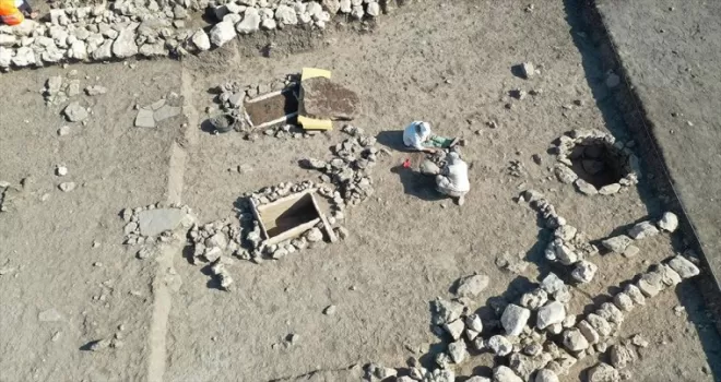 Uygarlık tarihine ışık tutan Çayönü'nde sandık tipi 3 yeni mezar daha bulundu