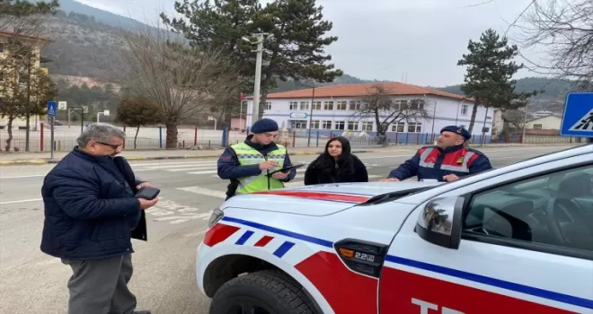 Uygulama yapan jandarmayı görünce emniyet kemeri takan sürücüye ceza