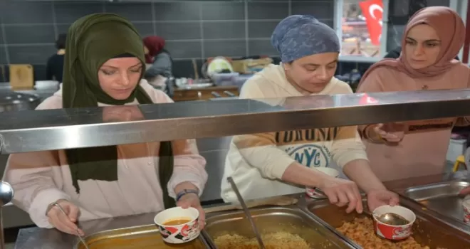 Uzungöl’de kalan depremzedeler için gönüllüler yemek pişiriyor