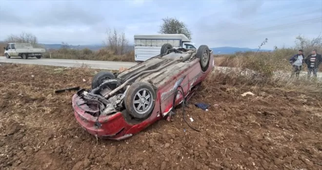 Vezirköprü’de devrilen otomobildeki 2 kişi yaralı