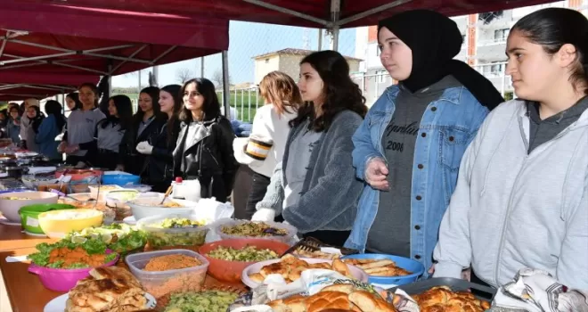 Vezirköprü’de öğrenciler depremzedeler yararına kermes düzenledi