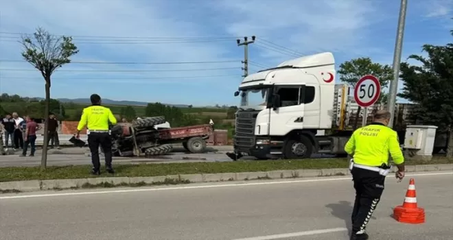 Vezirköprü’de tırla çarpışan traktörün sürücüsü yaralandı