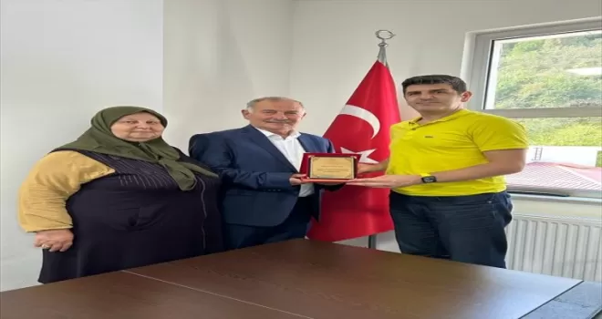 Yağlıdere Devlet Hastanesi Başhekimi Yuva’dan hayırsevere teşekkür plaketi
