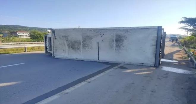 Yakakent’te devrilen kamyonun sürücüsü yaralandı