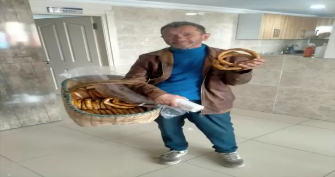 Yaklaşık 40 yıldır simit satarak geçimini sağlıyor