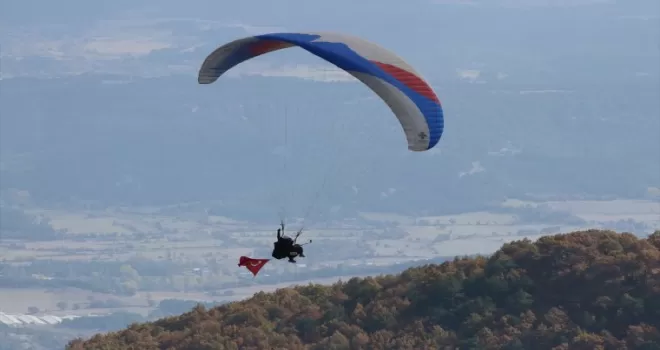 Yamaç paraşütçüleri, Cumhuriyet’in 100. yıl dönümünde Abant semalarında süzüldü