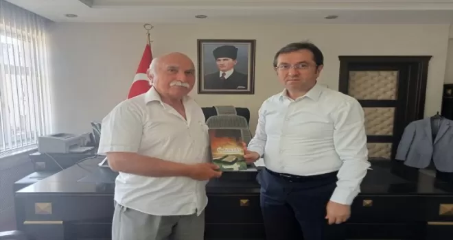 Yazar Özen, Terme Kaymakamı Maytalman’a yeni kitabını takdim etti