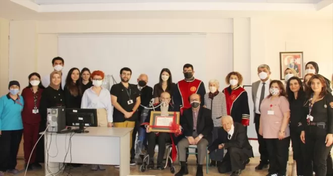 Yazar Sadi Bayram’a tedavi gördüğü hastanede fahri doktora ünvanı verildi