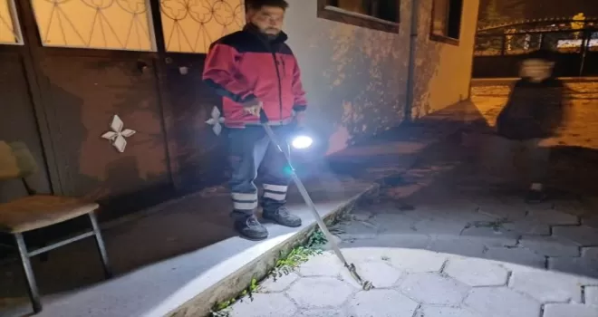 Yeniçağa’da apartmana giren yılanı itfaiye ekipleri yakaladı
