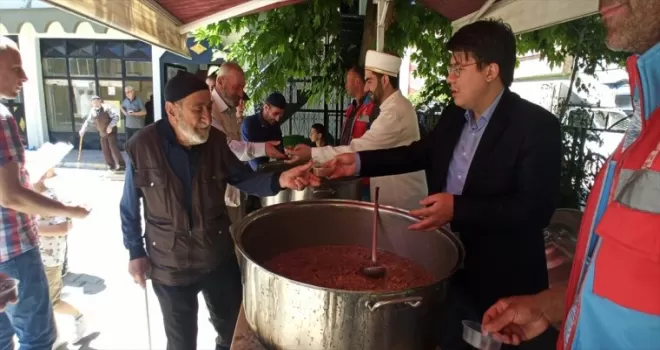 Yeşilyurt’ta Kaymakamlık bin kişiye aşure dağıttı
