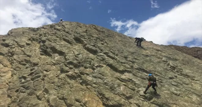 Yusufeli’nde heyelan riskine karşı yamaçlarda çelik ağlarla önlem alınıyor