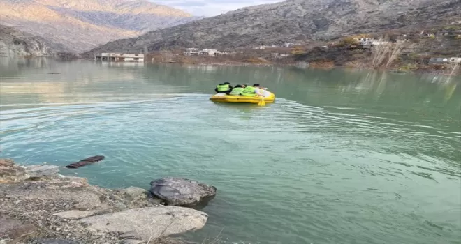 Yusufeli'nde su altında kalacak köyde mahsur durumdaki köpek botla kurtarıldı