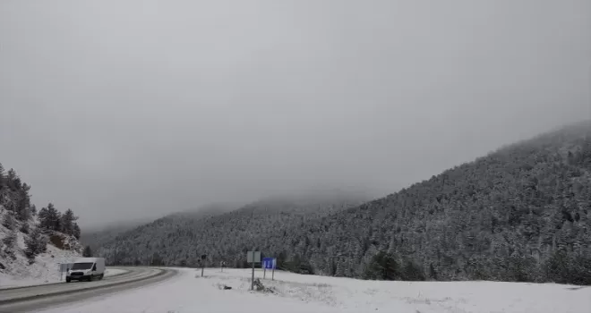 Zigana Dağı'nda kar ve sis etkili oldu