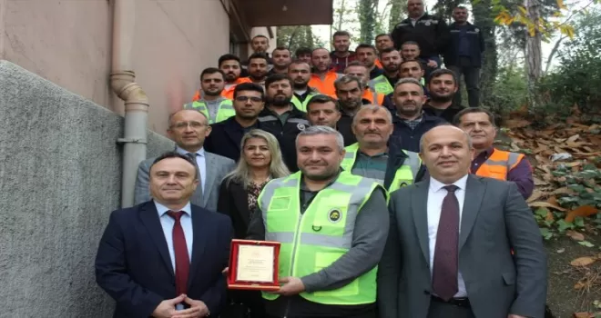 Zonguldak’ta ambulansa yol veren makiniste plaket takdim edildi