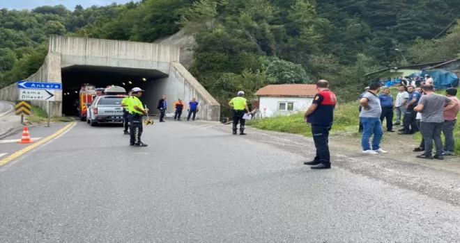Zonguldak'ta duvara çarpıp evin bahçesine devrilen otomobilin sürücüsü öldü