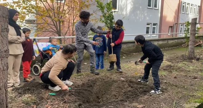Zonguldak’ta engelli öğrenciler fidanlarını toprakla buluşturdu