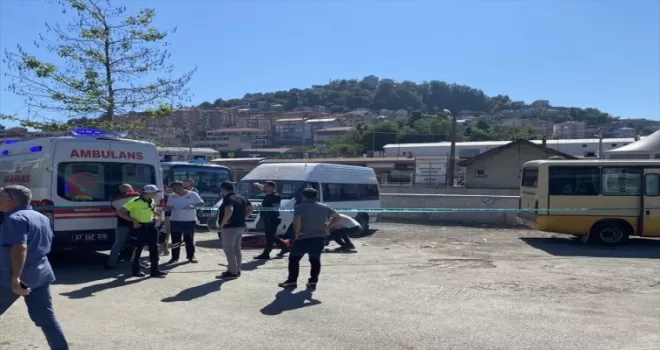 Zonguldak'ta gölgesine oturduğu minibüsün altında kalan yaşlı adam öldü