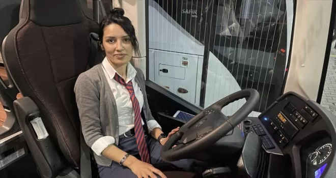 Zonguldak’ta hosteslik yaptığı şehirlerarası otobüsün kaptanı oldu