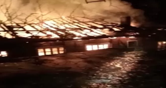 Zonguldak'ta iki katlı ahşap ev yandı