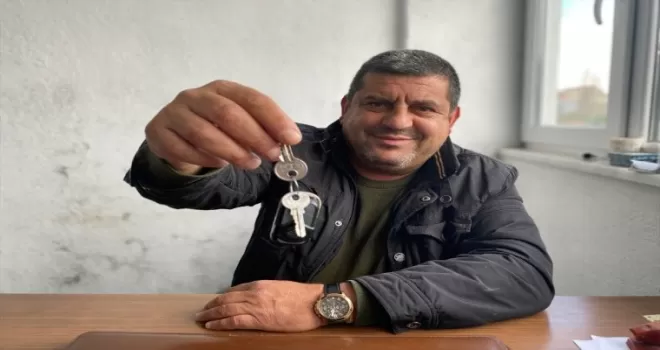 Zonguldak'ta karganın garajın anahtarlarını alıp kaçması kameraya takıldı