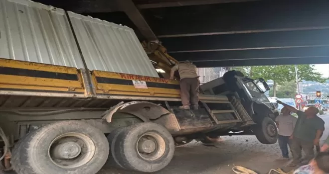 Zonguldak’ta köprüye sıkışan tır kurtarıldı