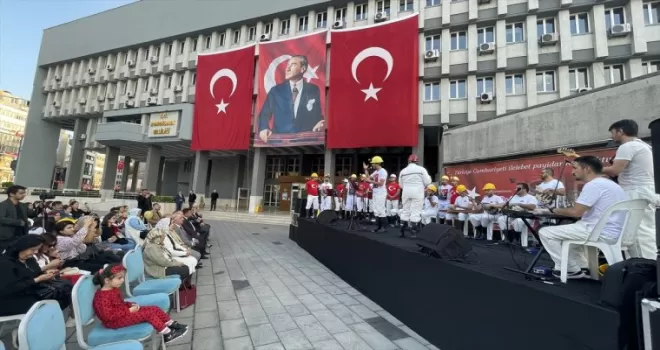 Zonguldak’ta madenciler Cumhuriyet’in 100. yılına özel konser verdi