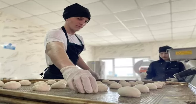 Zonguldak’ta meslek lisesi öğrencileri depremzedeler için 80 bin ekmek üretti