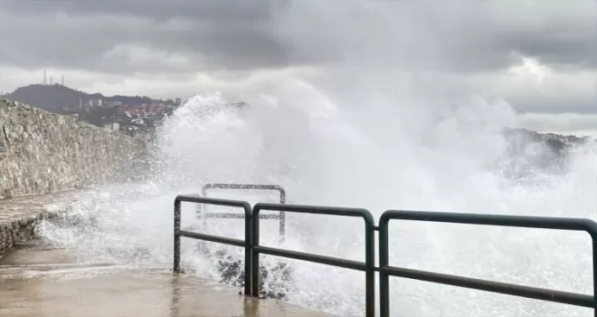 Zonguldak'ta rüzgar nedeniyle dalgalar mendireği aştı