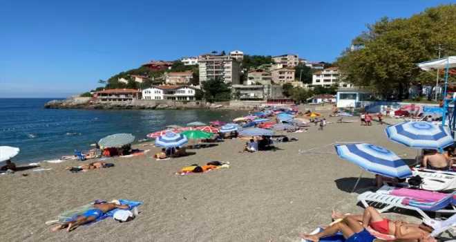 Zonguldak'ta sıcak havadan bunalanlar denize girerek serinledi