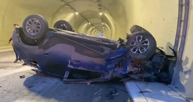 Zonguldak'ta taksiyle çarpışan otomobildeki 3 kişi yaralandı
