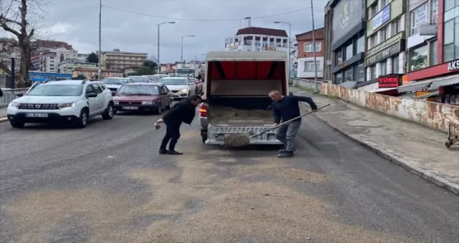 Zonguldak'ta yola dökülen mazot ulaşımı aksattı