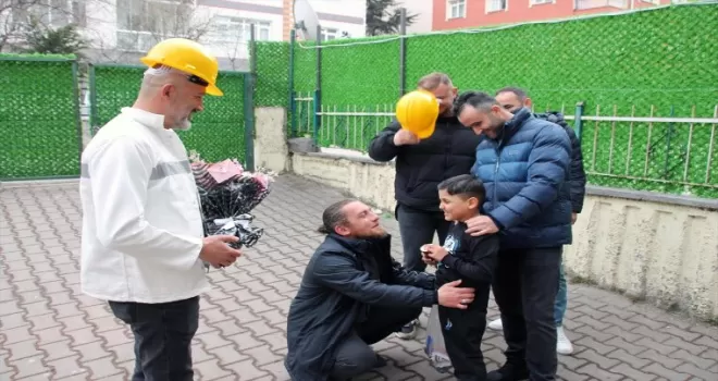 Zonguldaklı madenciler enkazdan kurtardıkları çocuğu ve annesini ziyaret etti