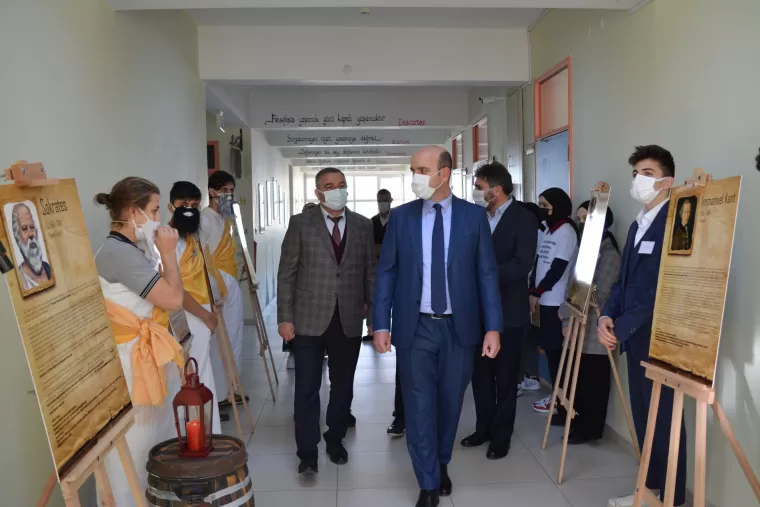 Okul içinde Felsefe Sokağı… 