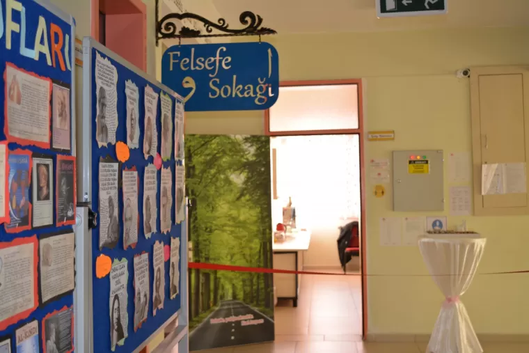 Okul içinde Felsefe Sokağı… 