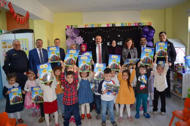Yomra Kaymakamı Öztabak Miniklerin sevincine ortak oldu