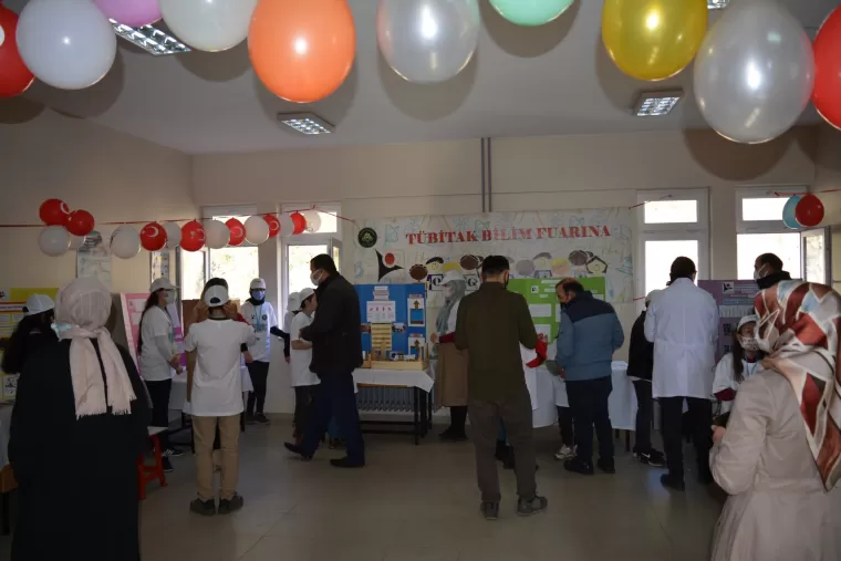 Genç bilim insanları Maden’de sergi açtı