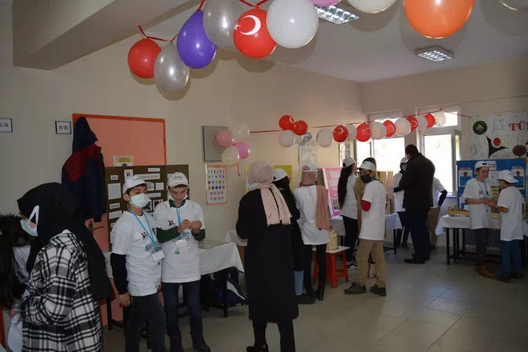 Genç bilim insanları Maden’de sergi açtı