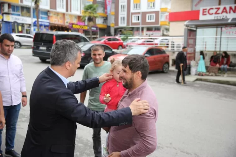 BAŞKAN BIYIK VATANDAŞLA BAYRAMLAŞTI