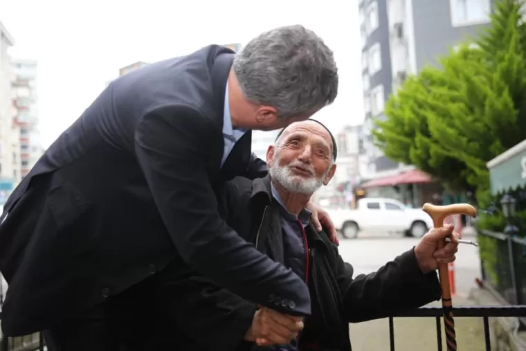 BAŞKAN BIYIK VATANDAŞLA BAYRAMLAŞTI