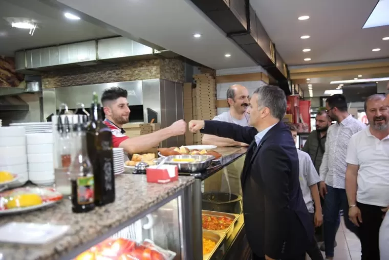 BAŞKAN BIYIK VATANDAŞLA BAYRAMLAŞTI