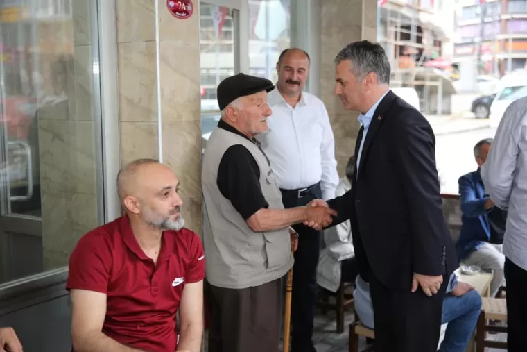 BAŞKAN BIYIK VATANDAŞLA BAYRAMLAŞTI
