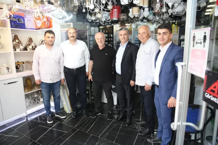 BAŞKAN BIYIK VATANDAŞLA BAYRAMLAŞTI