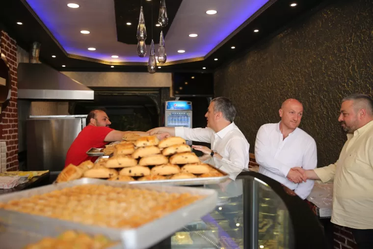 BAŞKAN BIYIK VATANDAŞLA BAYRAMLAŞTI