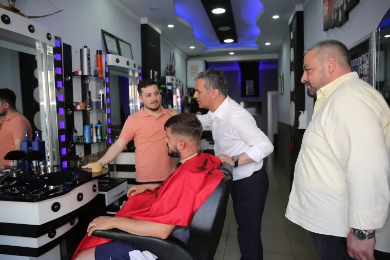 BAŞKAN BIYIK VATANDAŞLA BAYRAMLAŞTI